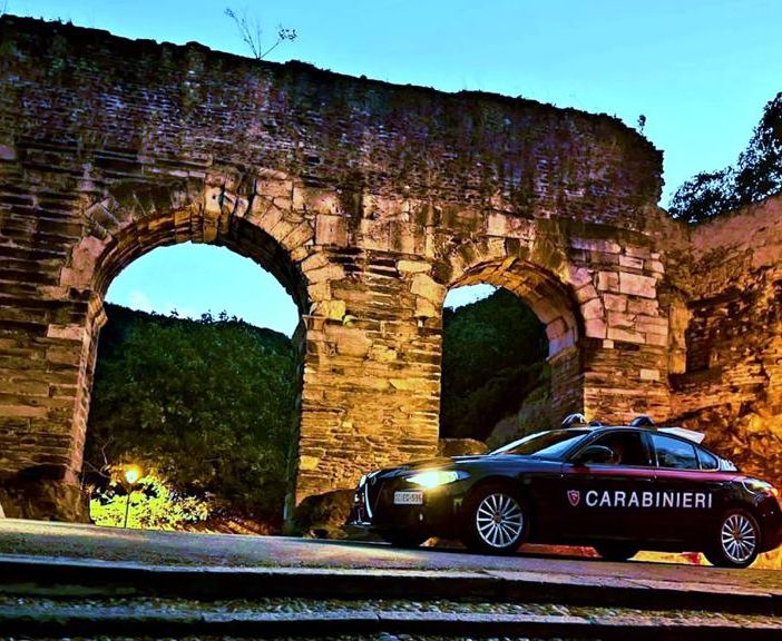 auto dei carabinieri davanti a un arco