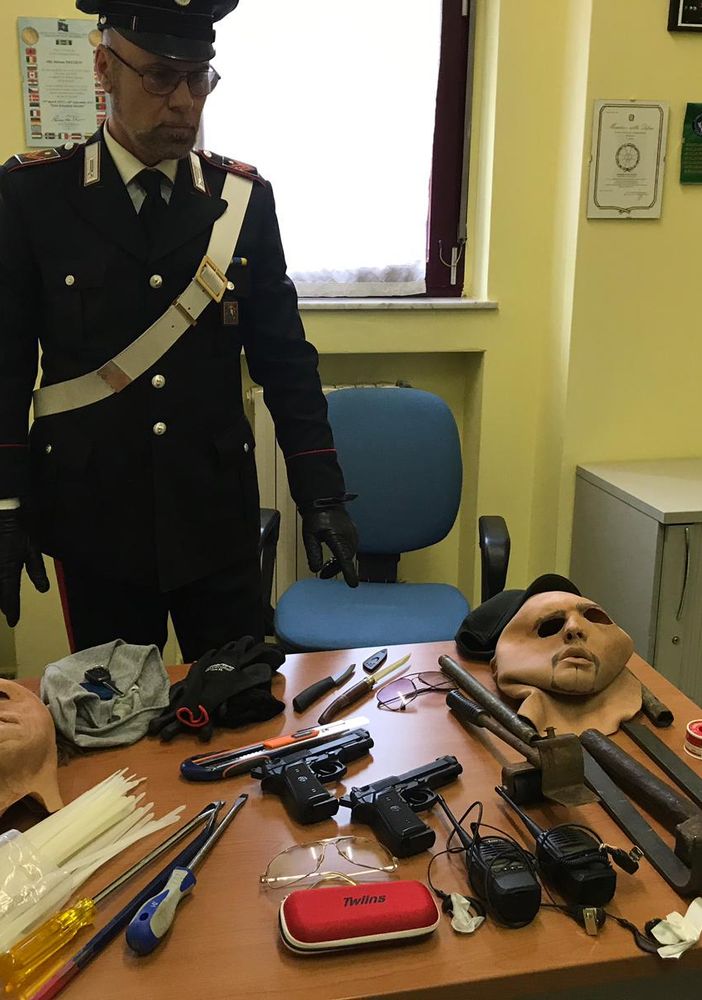 Prosegue la caccia dei carabinieri ai tre rapinatori fuggiti dopo l'assalto all'Unicredit di Bussoleno (VIDEO)