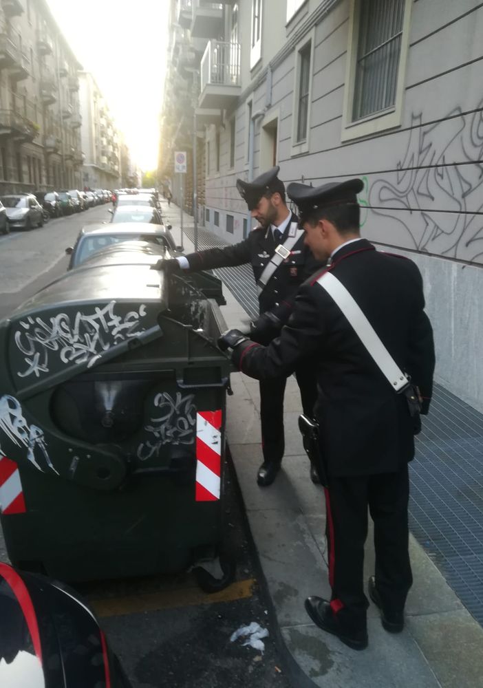 Scippa una signora e poi si nasconde in un cassonetto per sfuggire alla cattura
