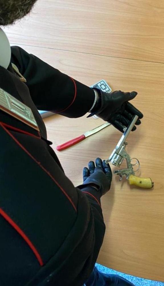 Borgo Lingotto: il mistero della pistola artigianale rinvenuta nel controsoffitto del vano ascensore [VIDEO]