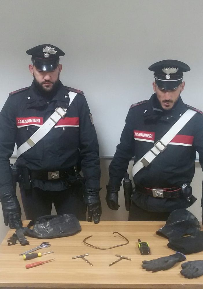 Rivarolo, svaligiano un appartamento e fuggono a bordo di una vettura rubata. Arrestato 23enne albanese (VIDEO)