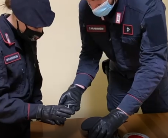 carabinieri con droga sequestrata