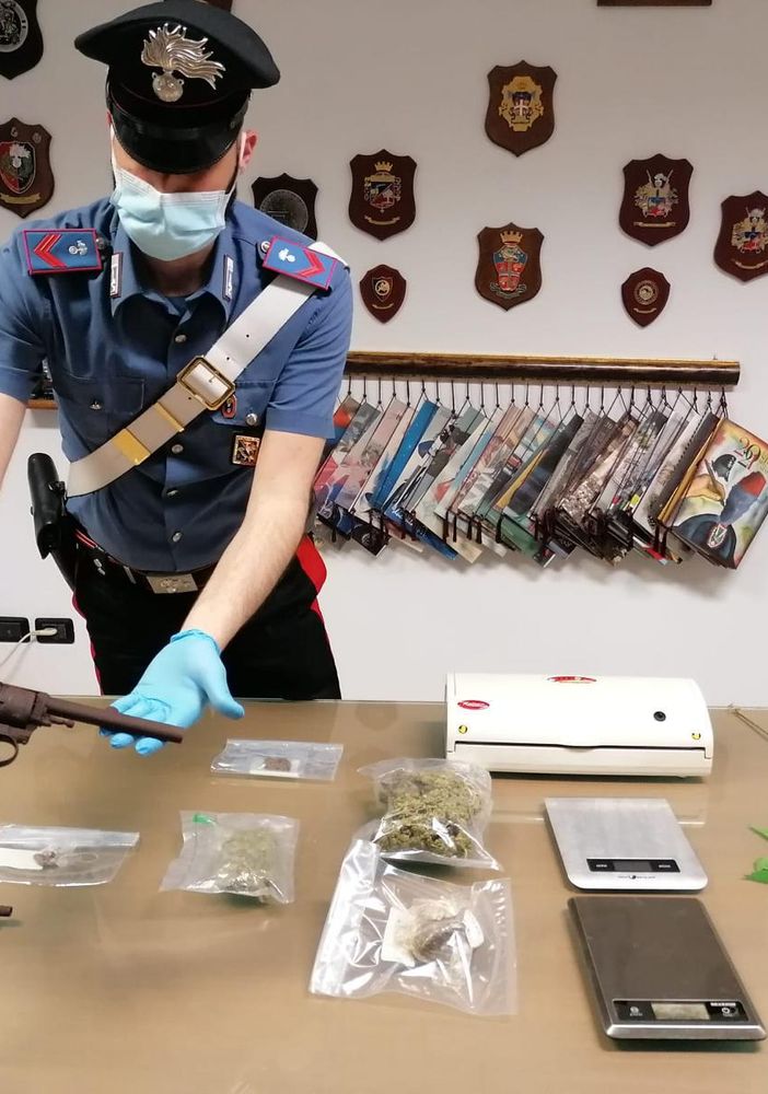 Sequestrati 320 grammi di marijuana e hashish