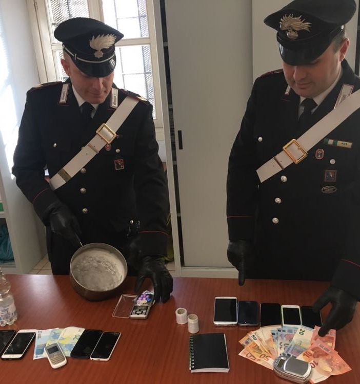 Pianezza, un supermarket della droga attivo 24 ore al giorno scoperto dai carabinieri: sette gli arrestati (FOTO)