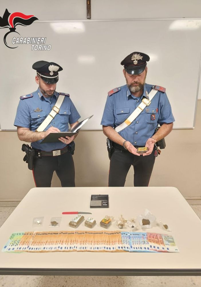 carabinieir con droga sequestrata