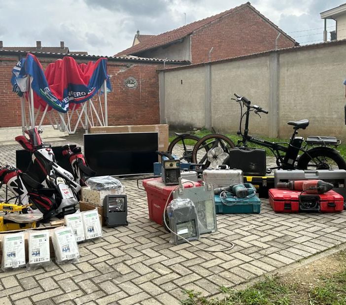 Un carabiniere con la merce rubata