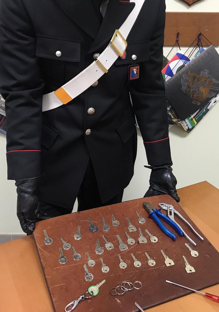 Bussoleno, sorpreso con un kit per svaligiare appartamenti: denunciato