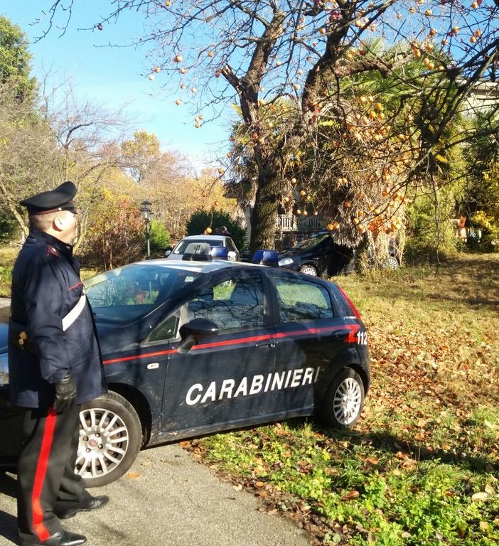 Trovati a casa del più giovane un coltello a serramanico, una riproduzione “a salve” di pistola Beretta Trovati a casa del più giovane un coltello a serramanico, una riproduzione “a salve” di pistola Beretta