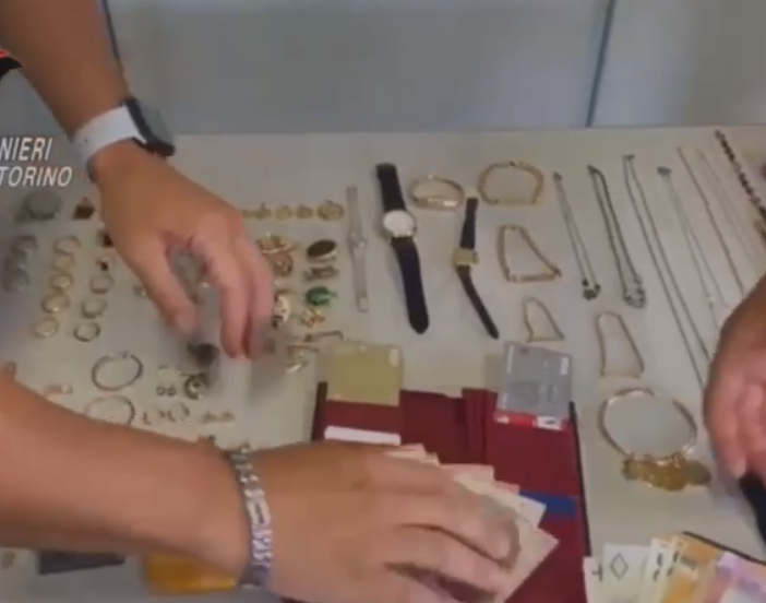merce rubata su un tavolo
