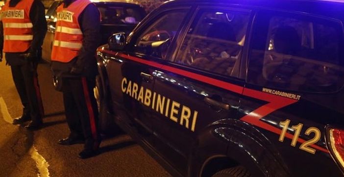 Caselette, lasciano i figli di 6 e 3 anni a casa e vanno a ubriacarsi in discoteca: denunciati