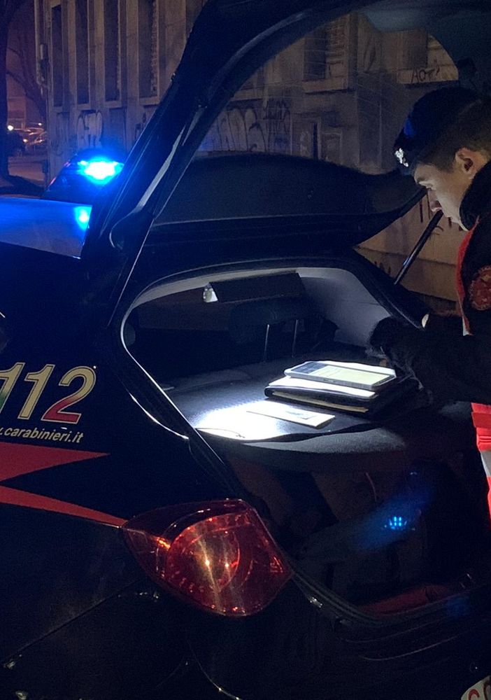 Discussione in strada finisce a coltellate: ricercato un uomo
