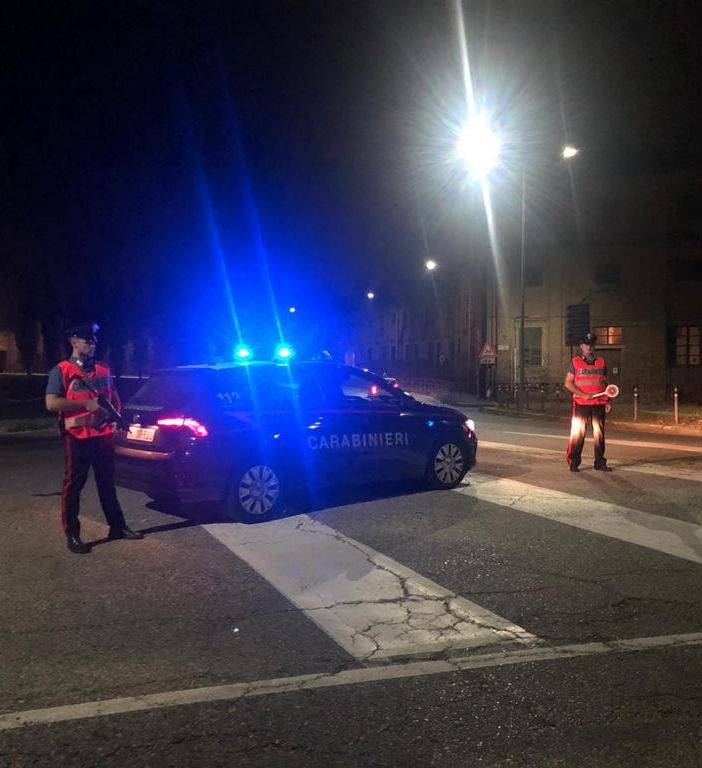 Droga a domicilio con sovrapprezzo chilometrico: nei guai un'intera famiglia e una ventina di complici [VIDEO]