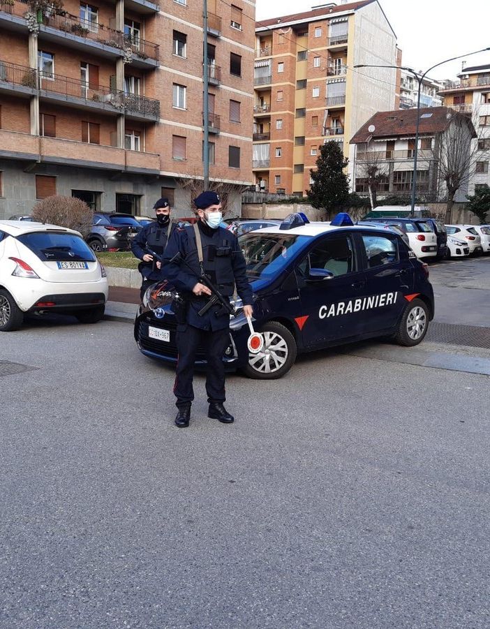 Posto di blocco dei carabinieri a Torino