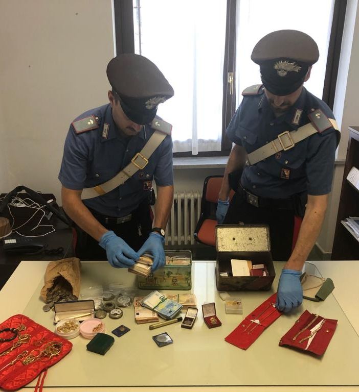 Saccheggiato negozio a Chialamberto, i carabinieri recuperano denaro e gioielli per oltre 75mila euro