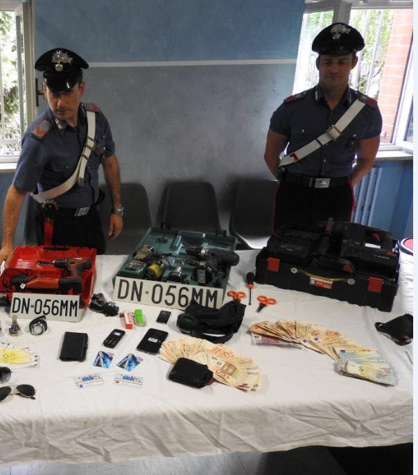 Torino, semaforo rosso per i due ladri seriali: arrestati