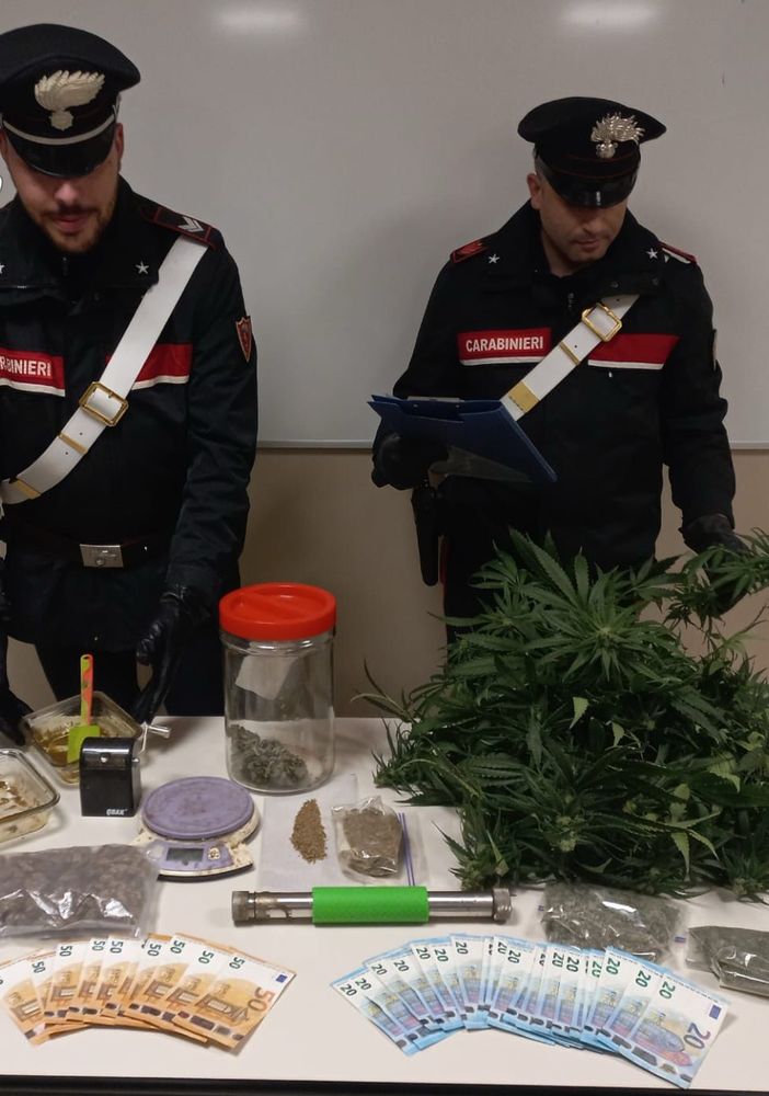 carabinieri con droga sequestrata