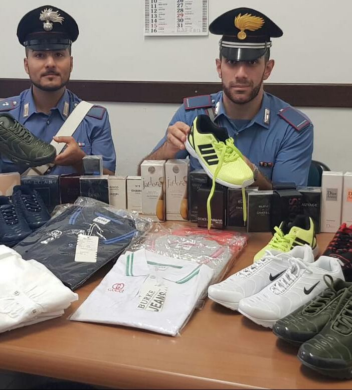 Rivarolo Canavese, abbigliamento e profumi contraffatti in auto: denunciati