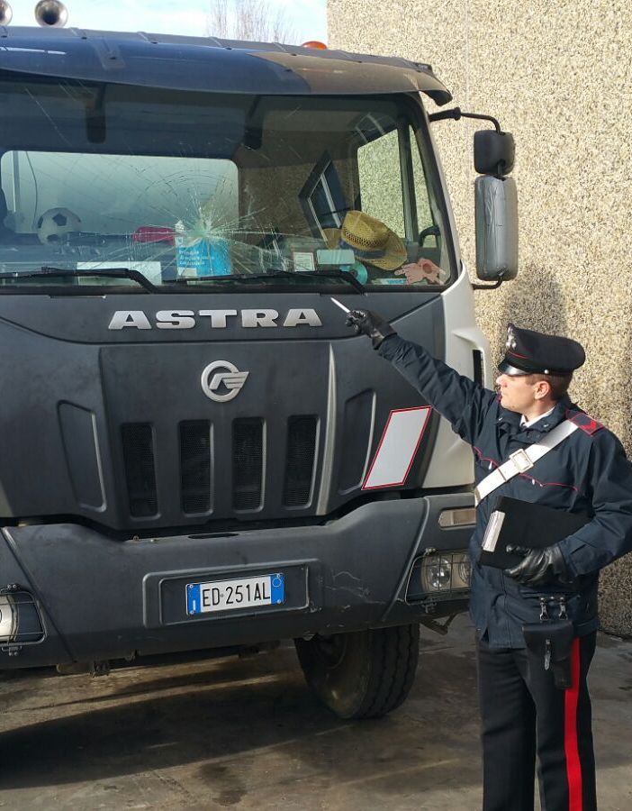 Collegno, dopo una lite minaccia di investire i nomadi con una betoniera: arrestato