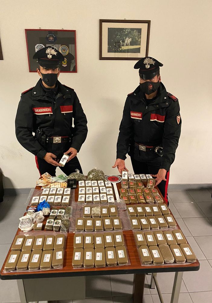 Forte odore di hashish dall’auto: arrestato un corriere di droga a Beinasco [VIDEO]