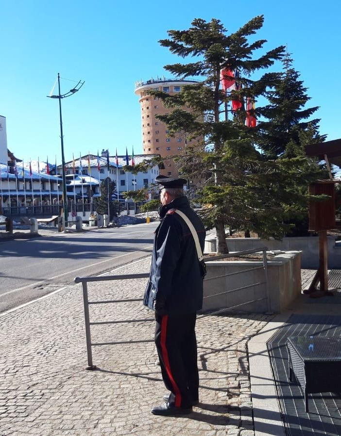 Sestriere, rubano arredamento in una stanza d’albergo: denunciati