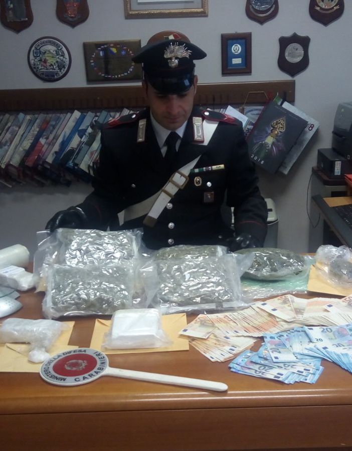 Venaria, i carabinieri scoprono droga in buste sottovuoto per passare i controlli in aeroporto