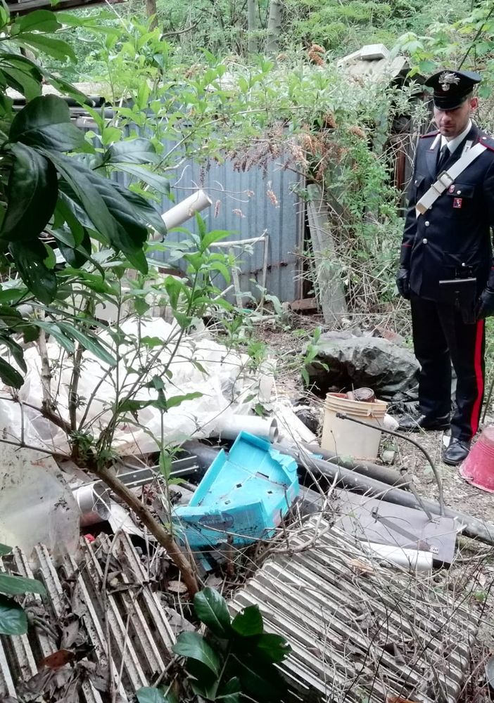 Il giardino vicino a casa era diventato una discarica di rifiuti pericolosi: denunciata una 72enne