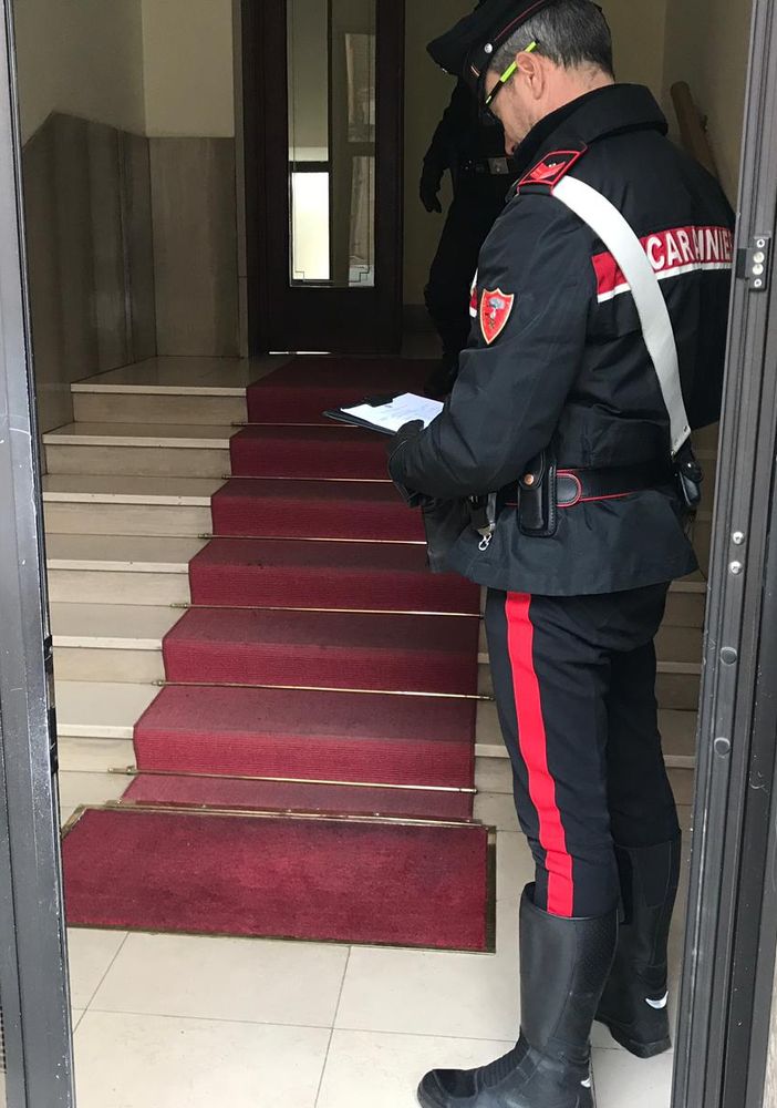Allontanato dalla casa della compagna per maltrattamenti, viola la misura del gip: arrestato