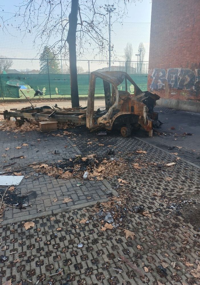 Camper di una famiglia rom in fiamme a Mirafiori, dopo più di un mese nessuno rimuove la carcassa