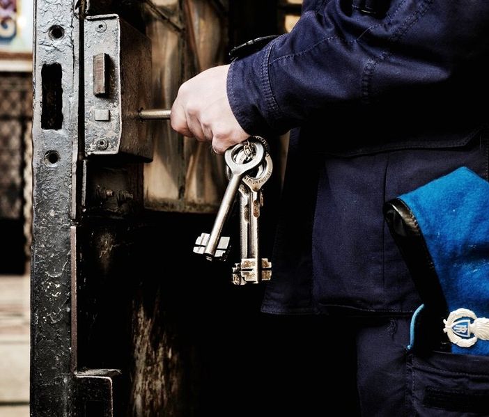 Ivrea, in una cella del carcere spunta un telefono cellulare: è l'ennesimo caso
