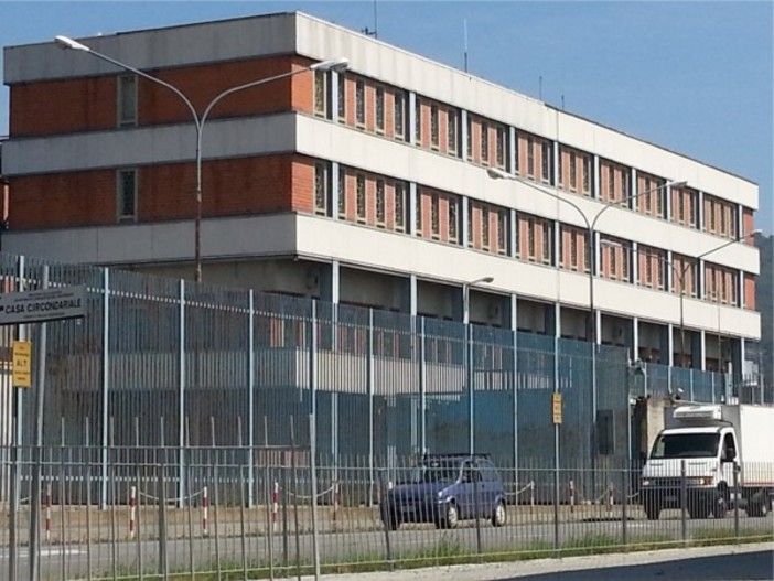 Ivrea, caos in carcere: ferito un sovrintendete di polizia, minacce contro un medico