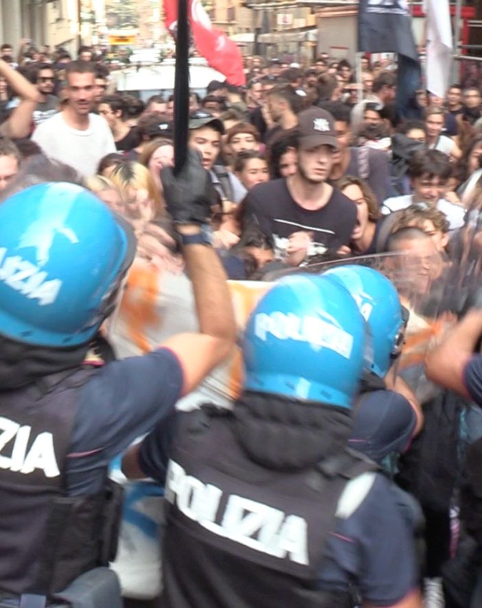 Meloni a Torino: polizia carica gli studenti, manganellate e due feriti in centro [FOTO e VIDEO]
