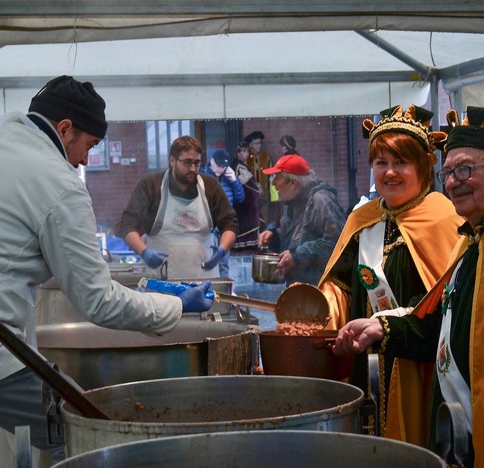 Il carnevale di Banchette scalda i motori e rinnova la tradizione della &quot;Cossatera&quot; (FOTO)