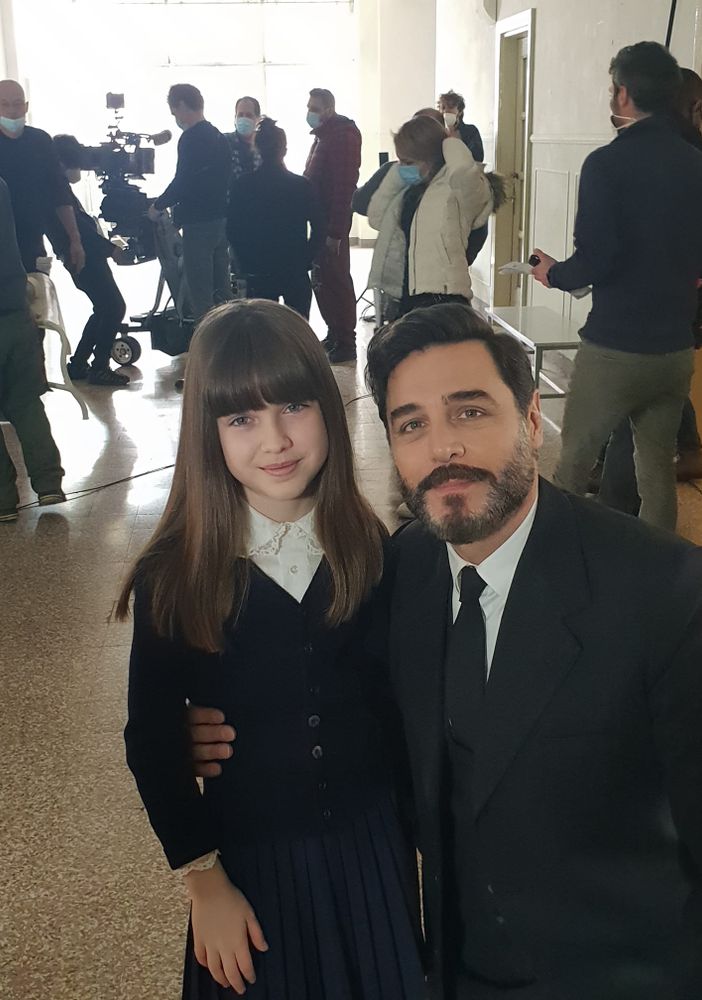 La piccola Carola sul set della fiction Cuori, di Rai Uno