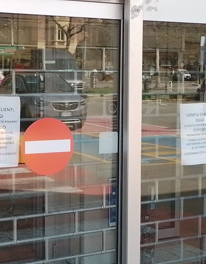 cartelli di chiusura per il Carrefour