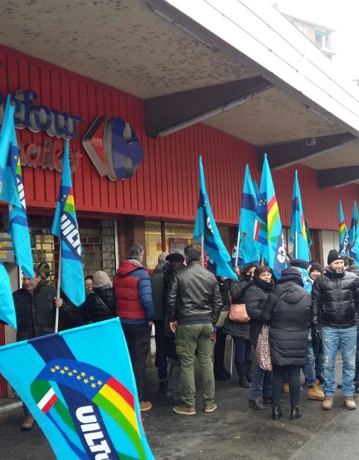 &quot;Carrefour privilegia il lavoro precario a quello stabile&quot;: sciopero e presidio dei lavoratori in via Chiesa della Salute a Torino