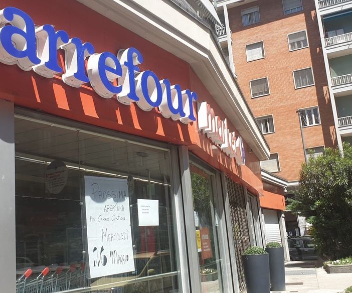 Insegne di un supermercato a marchio Carrefour