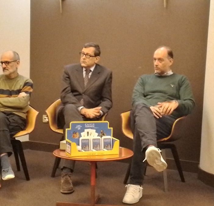 Persone sedute a un tavolo