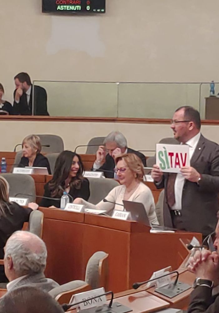 Tre consiglieri espongono cartelli &quot;Sì Tav&quot; durante la seduta: è bagarre in Consiglio regionale (VIDEO)