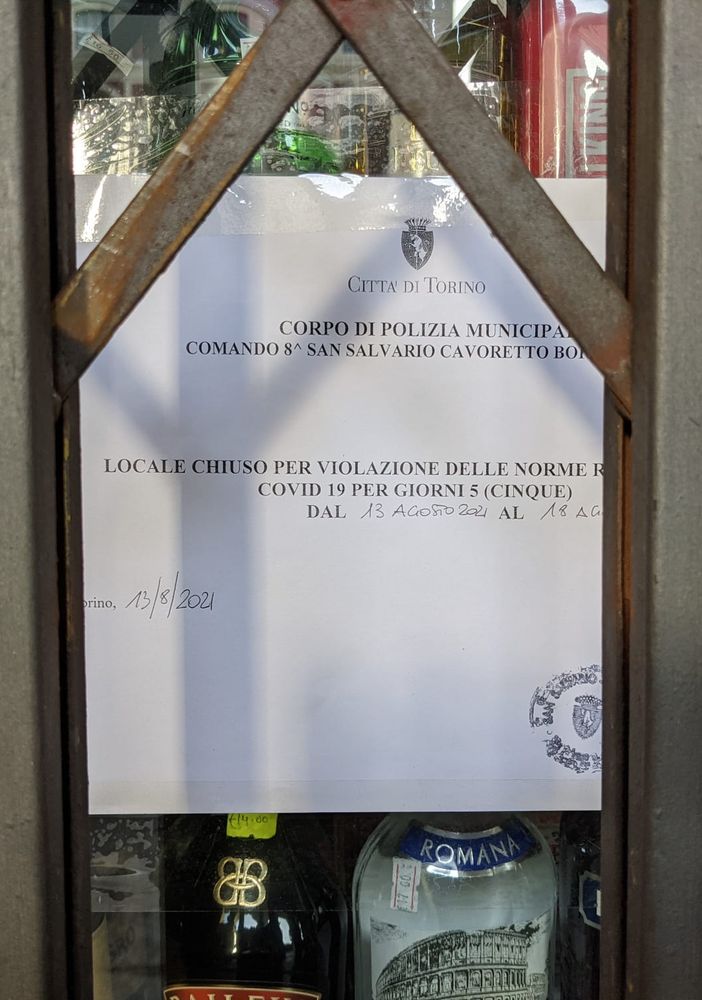 cartello che intima la chiusura di due negozi