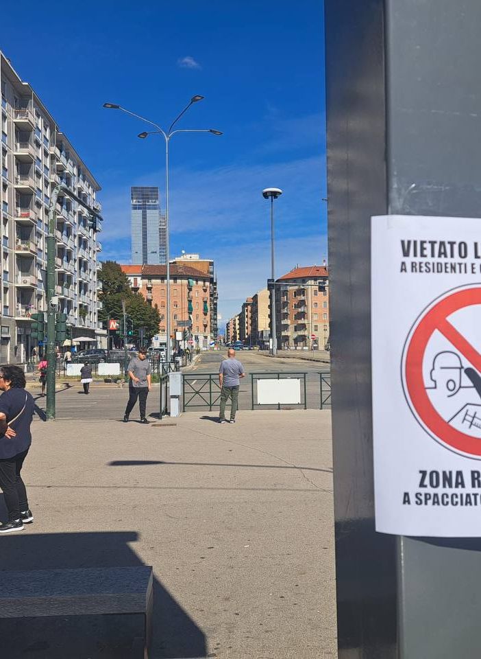 cartelli appesi ai muri