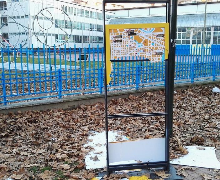 Distrutto il cartello delle Luci d'Artista al Lingotto: &quot;Situazione peggiorata con le vacanze natalizie&quot;