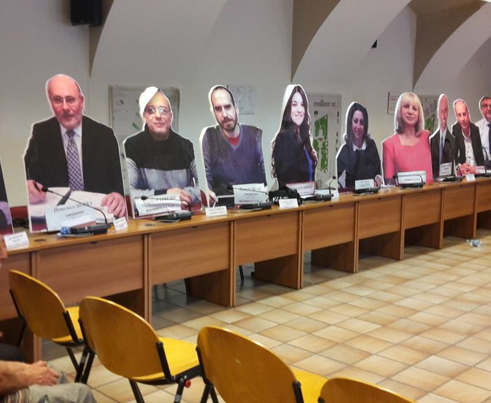 Consiglieri “cartonati” in Circoscrizione 2: la minoranza protesta contro il decentramento