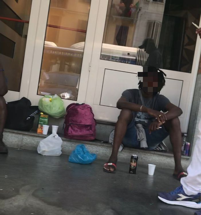 Accampamento clochard fuori dalla McFit di corso Giulio Cesare: “Degrado più assoluto”
