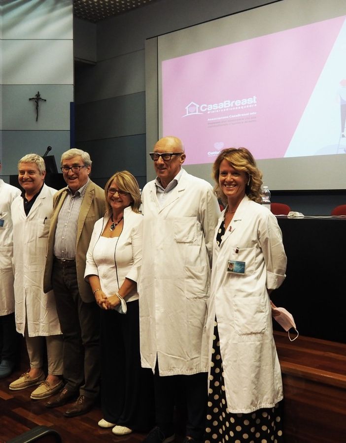 medici riuniti in un'aula magna