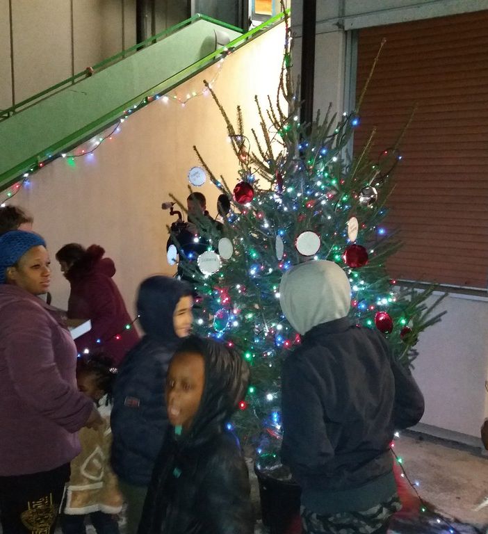 Natale a Casa Farinelli: l'albero dei desideri e una cena multiculturale nel calore della famiglia (FOTO)