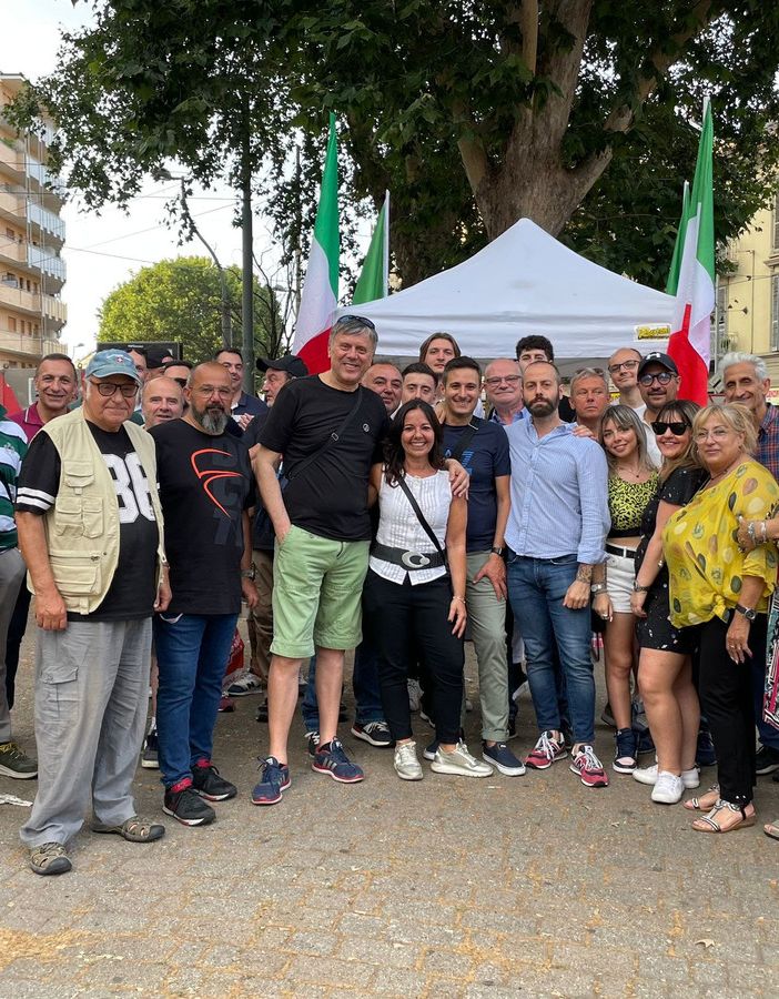 Persone insieme a uno stand