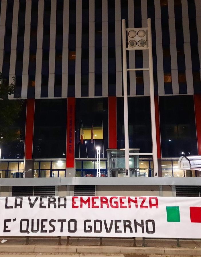 &quot;La vera emergenza è questo governo&quot;: anche a Torino striscioni contro l'esecutivo Conte