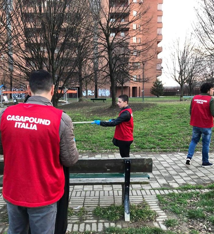 CasaPound pulisce il giardino di via Muratori