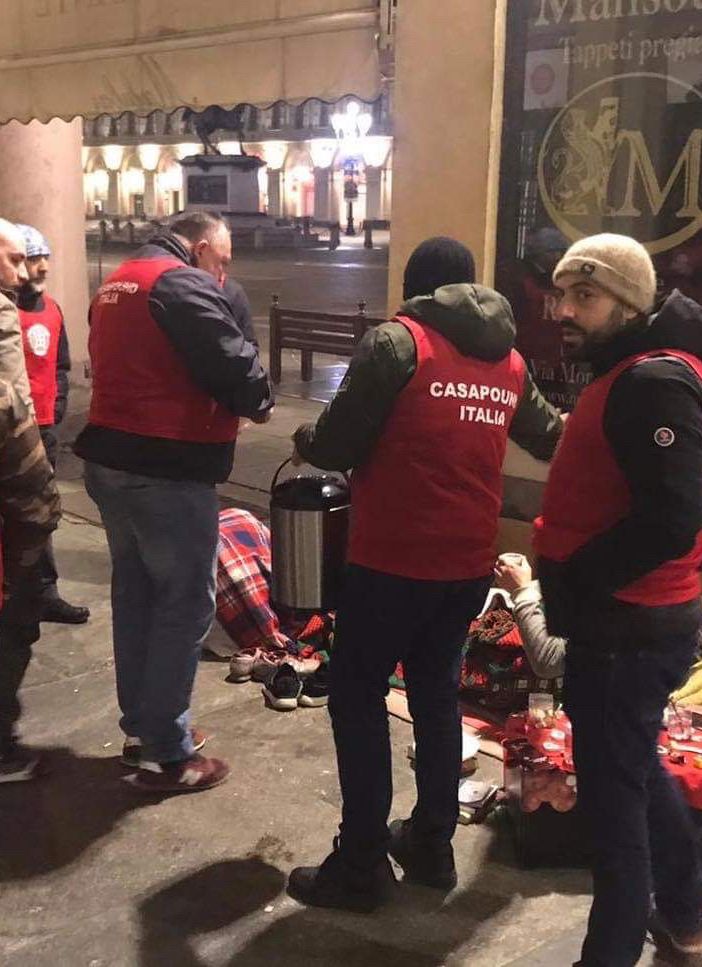 CasaPound in aiuto dei senzatetto: distribuite coperte e bevande calde