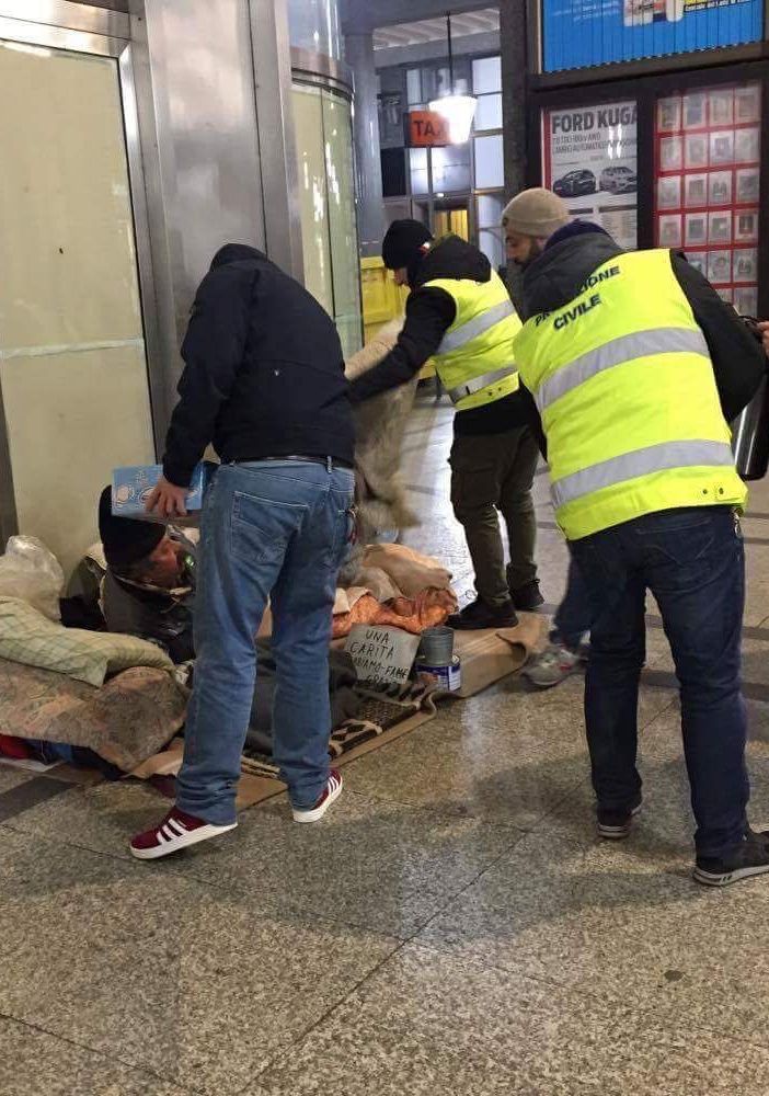 I volontari de “La Salamandra” distribuiscono coperte, tè caldo e brioche ai clochard